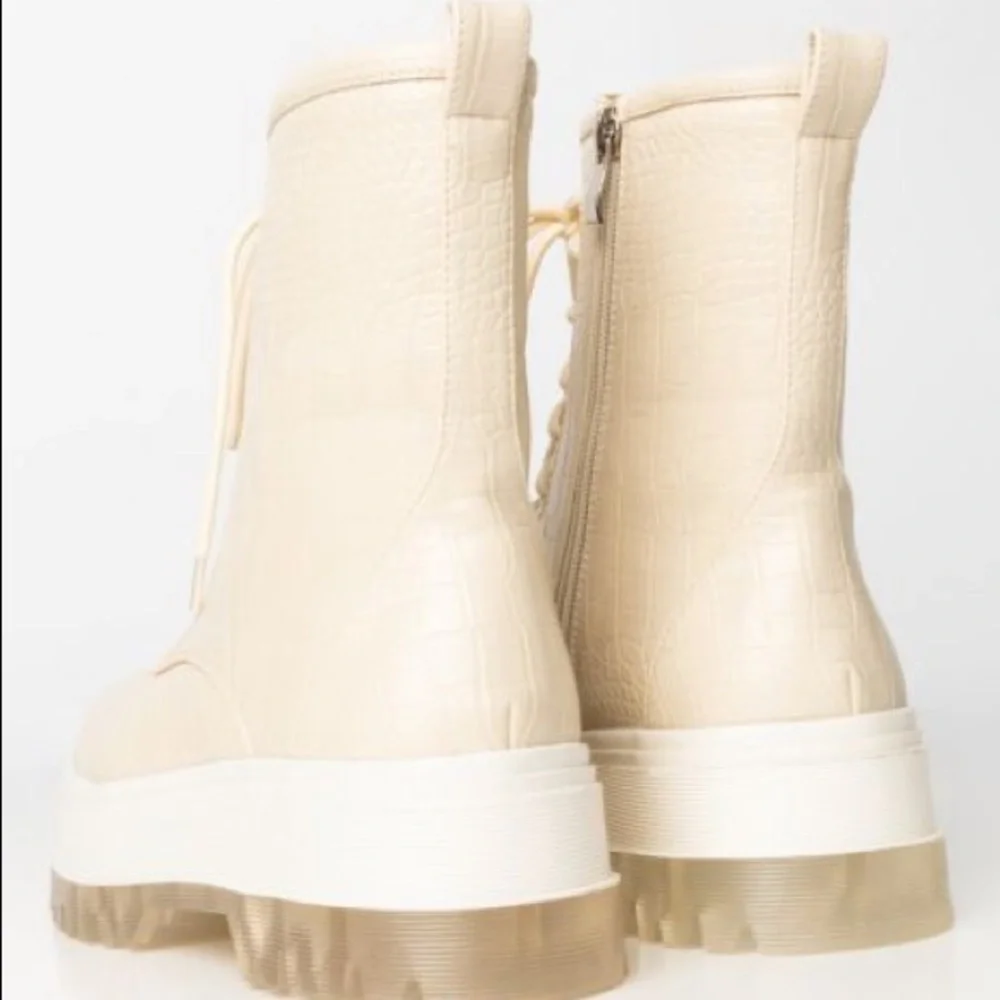 🎊HP🎉 Dolls Kill Ivory Chelsea Vegan Crocodile Leather Lace Up Flat Boots - Picture 3 of 5